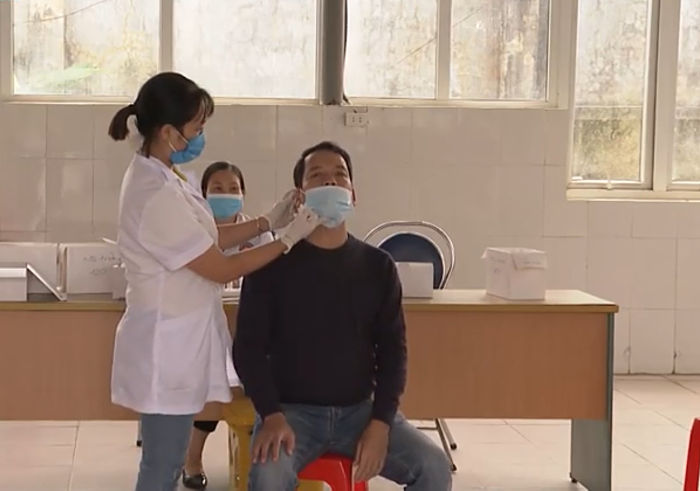 Người dân xét nghiệm SARS-COV-2 tại CDC Lai Châu. Ảnh: Bình Minh
